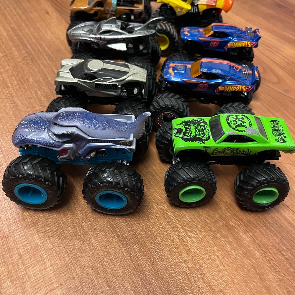 Monster Jam Truck 11 pc Set - Picture 3 of 7